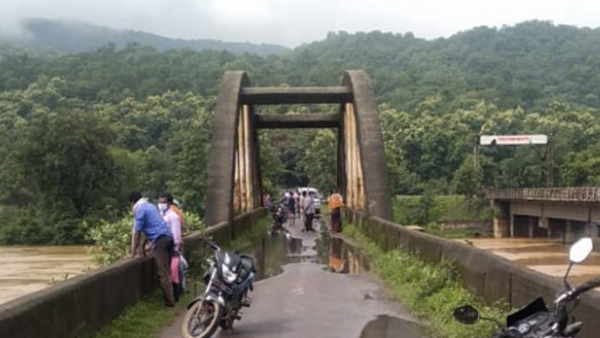 raigarh father throw his three children in river and jumped himself