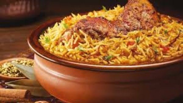 चिकन बिरयानी में मिला मरा हुआ चूहा