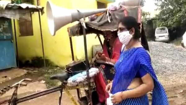 रिक्शे पर माइक लगाकर बच्चों को पढ़ाती हैं