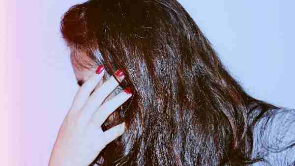 महिला बोली ऐसे माहौल में घुटता है दम