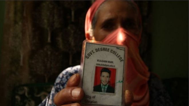 कश्मीर: वो क़ानून, जो 370 हटाने के दौर में बना सरकारी गिरफ़्तारियों का औजार कश्मीर: वो क़ानून, जो 370 हटाने के दौर में बना सरकारी गिरफ़्तारियों का औजार