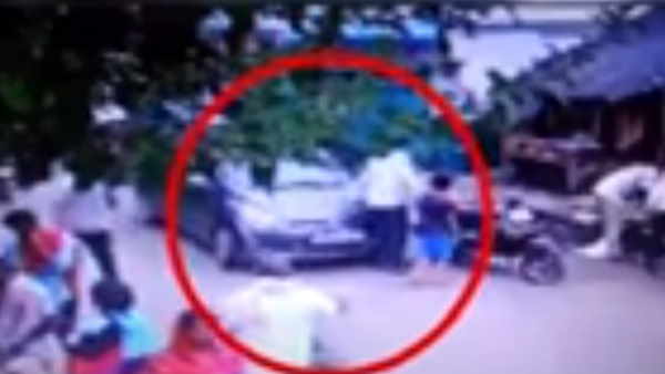 बीच बाजार में सीख रहा था गाड़ी चलाना बीच बाजार में सीख रहा था गाड़ी चलाना