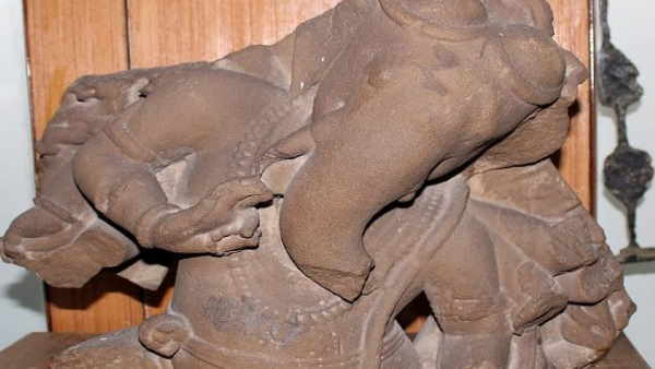 नृत्य मुद्रा में गणेश जी की प्रतिमा नृत्य मुद्रा में गणेश जी की प्रतिमा