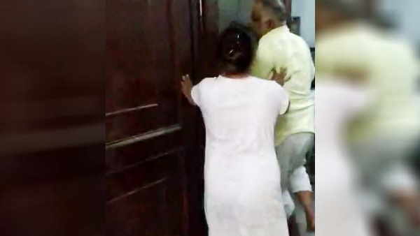 आईजी ने मां-बेटी को पीटा