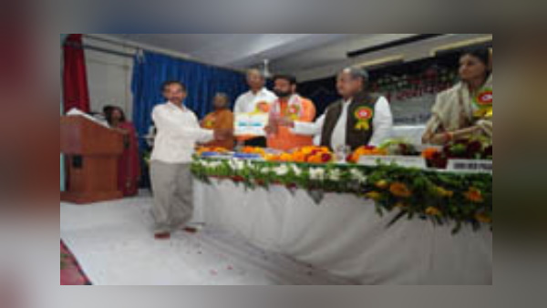 मध्य प्रदेश सरकार ने किया सम्मानित