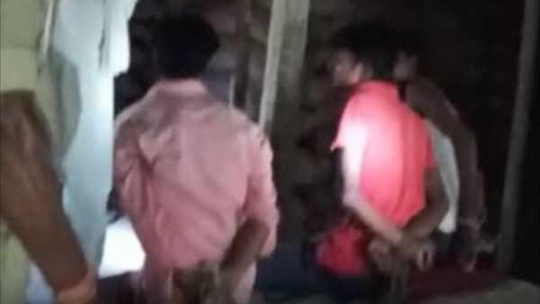 samastipur police and mukhiya brutally beats three young man video viral samastipur police and mukhiya brutally beats three young man video viral