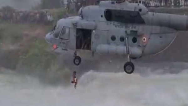 पूरी रात पानी के बीच गुजारी पूरी रात पानी के बीच गुजारी