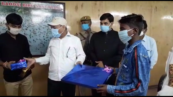 कलेक्ट्रेट में हुआ कृष का सम्मान कलेक्ट्रेट में हुआ कृष का सम्मान