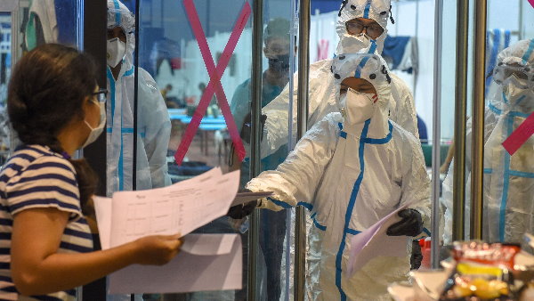 कोविड मरीजों की 12 लाशें के साथ दुर्व्यवहार