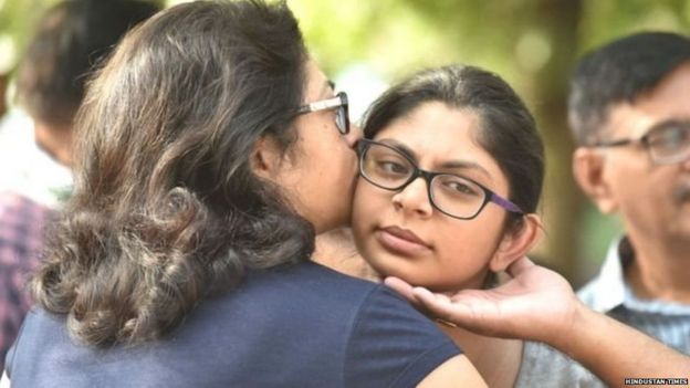 JEE-NEET परीक्षा की तारीख़ आगे क्यों नहीं बढ़ा सकती मोदी सरकार