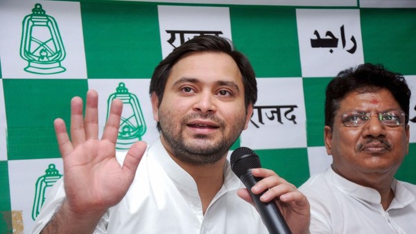 क्या तेजस्वी हैं ट्वीटर ब्वॉय ? क्या तेजस्वी हैं ट्वीटर ब्वॉय ?