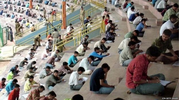 JEE-NEET परीक्षा की तारीख़ आगे क्यों नहीं बढ़ा सकती मोदी सरकार
