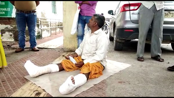 Son throws his father down from roof in Agra, legs broken Son throws his father down from roof in Agra, legs broken