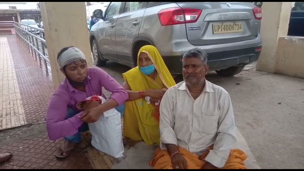 Son throws his father down from roof in Agra, legs broken Son throws his father down from roof in Agra, legs broken