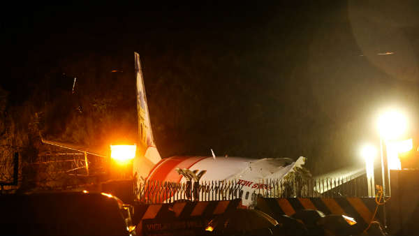 दो हिस्सों में बंट गया विमान