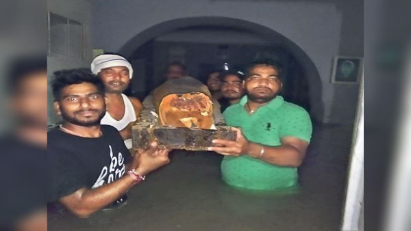 कांच तोड़कर ममी को निकाला बाहर कांच तोड़कर ममी को निकाला बाहर