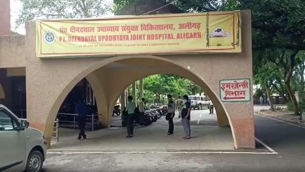 Corona positive name was hidden by taking bribe in aligarh hospital Corona positive name was hidden by taking bribe in aligarh hospital