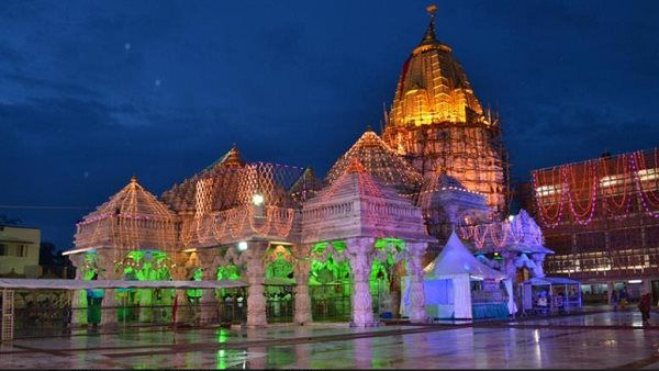 सोने से सुशोभित है मंदिर का गुंबद सोने से सुशोभित है मंदिर का गुंबद