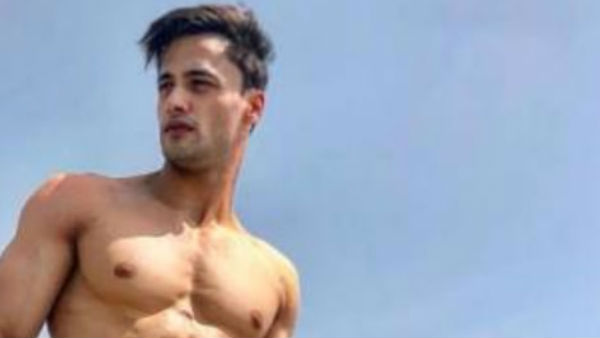 असीम रियाज मूल रूप से कश्मीर से हैं