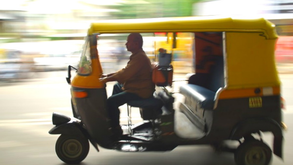 पैसों से भरा बैग ऑटोरिक्शा में भूल गई थी महिला