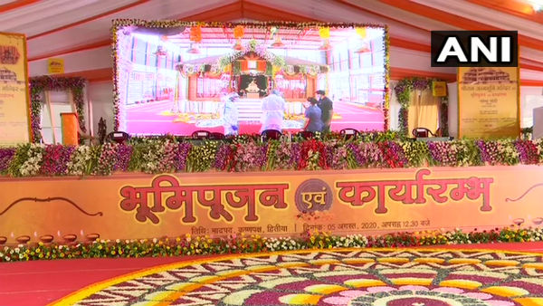 अयोध्या नगरी दुल्हन की तरह सजी है अयोध्या नगरी दुल्हन की तरह सजी है