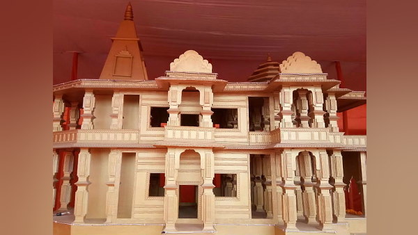 विदेश से भी भेजा गया धन का दान