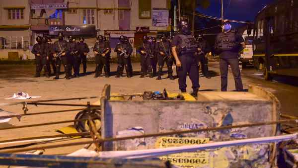 इलाके में भारी संख्या में पुलिस तैनात इलाके में भारी संख्या में पुलिस तैनात