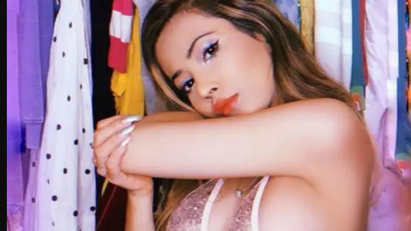 बोल्ड तस्वीरों के लिए रहती हैं चर्चा में बोल्ड तस्वीरों के लिए रहती हैं चर्चा में