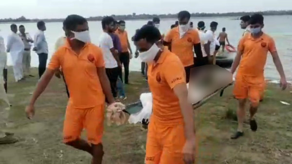  छह में से दो दोस्त नहाने उतरे नदी में