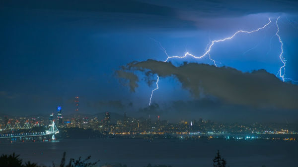 आग बुझाने वाला हेलीकॉप्‍टर क्रैश 