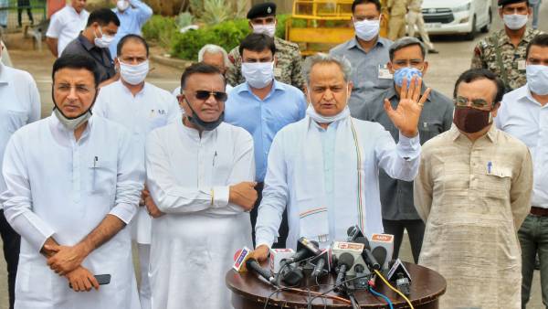 गहलोत समर्थित विधायक पायलट के कांग्रेस में पुनर्वापसी को लेकर नाराज गहलोत समर्थित विधायक पायलट के कांग्रेस में पुनर्वापसी को लेकर नाराज