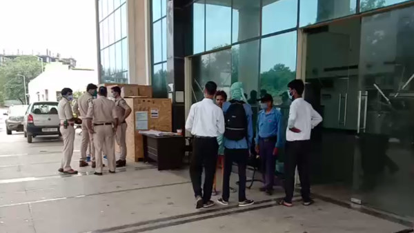Corona-positive patient jumps from the second floor of the hospital in Gwalior Corona-positive patient jumps from the second floor of the hospital in Gwalior