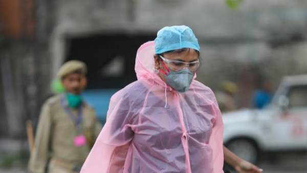 कोरोनोवायरस को हल्के में न लें, ऐसा करने से महामारी फैल सकती है