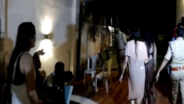 5 girls arrested with 11 boys from Hotel in Bhopal 5 girls arrested with 11 boys from Hotel in Bhopal