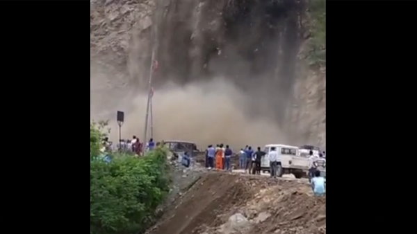 तोताघाटी में रोड कटिंग कार्य तोताघाटी में रोड कटिंग कार्य