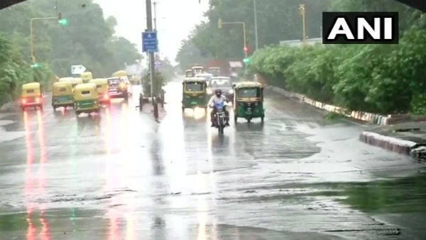 दिल्ली में दरिया बनीं सड़कें दिल्ली में दरिया बनीं सड़कें