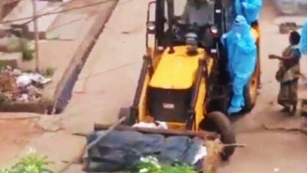 मरीजों के शवों को एर्थमोवर वाहन में ले जाने वाला वीडियो वायरल हुआ था