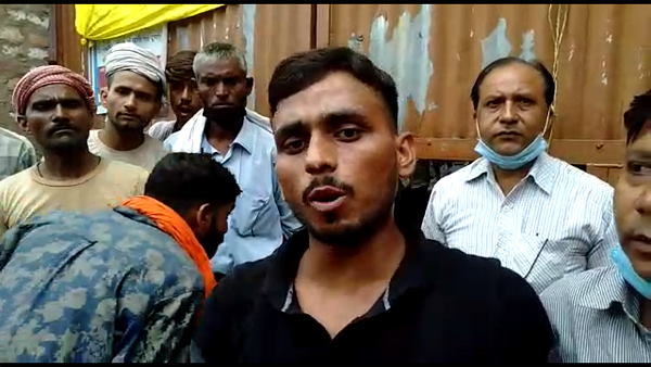 a labourer died due to electrical shock in firozabad electric house