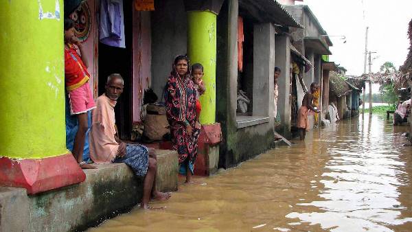 नवजात शिशु सहित छह लोगों को बचाया गया नवजात शिशु सहित छह लोगों को बचाया गया