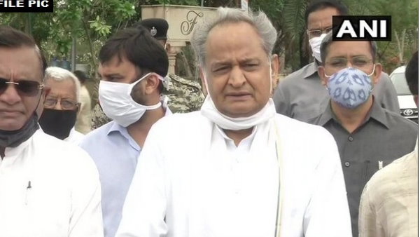 सोनिया गांधी जी को पार्टी प्रेजिडेंट बनी रहना चाहिए: अशोक गहलोत