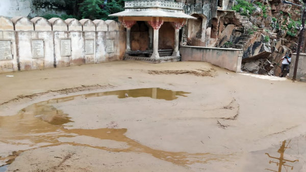  कई टन मिट्‌टी बहकर गलता तीर्थ तक पहुंच गई