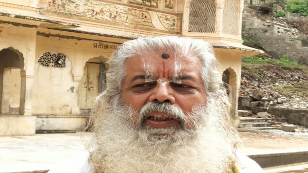 पापड़ा हनुमान मंदिर का मुख्य द्वार नजर नहीं आया