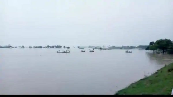 बाढ़ से तबाह गांववाले दूसरी जगहों को निकले बाढ़ से तबाह गांववाले दूसरी जगहों को निकले