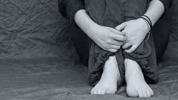 बच्ची को जबरदस्ती गाड़ी पर बैठाकर ले गए बाइक सवार 