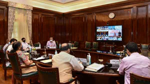 जीएसटी पर केंद्र से अधिक मुआवजा मांग रहे हैं राज्य