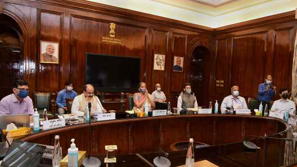 सरकार का टैक्स राजस्व घट गया है