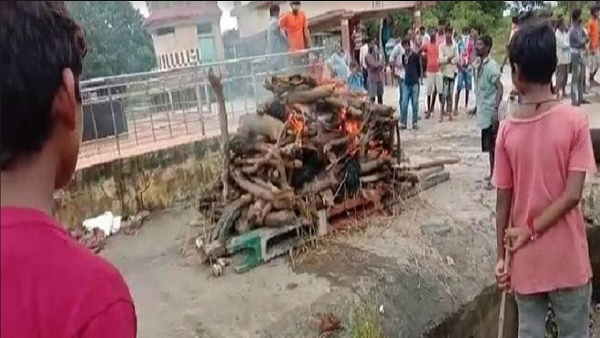 न अंतेष्टि के लिए पैसे और न ही चार कंधे 