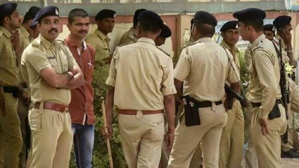 नेताओं की हत्या करने आए थे शकील के गुंडे नेताओं की हत्या करने आए थे शकील के गुंडे