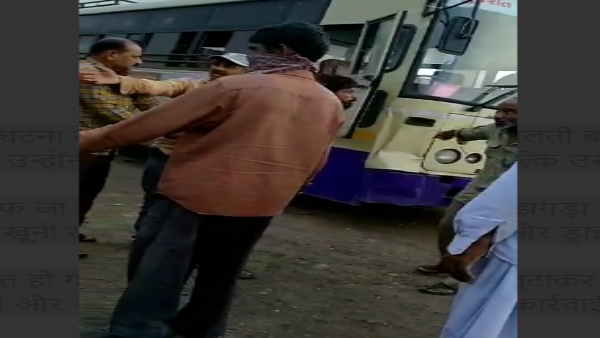 a young man attack with knife on passenger in government bus, killed him, people caught and Hand over to police