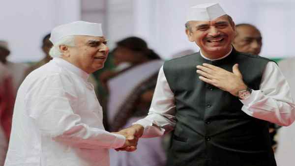 खूब मचा बवाल, Twitter पर भी दिखी तकरार 